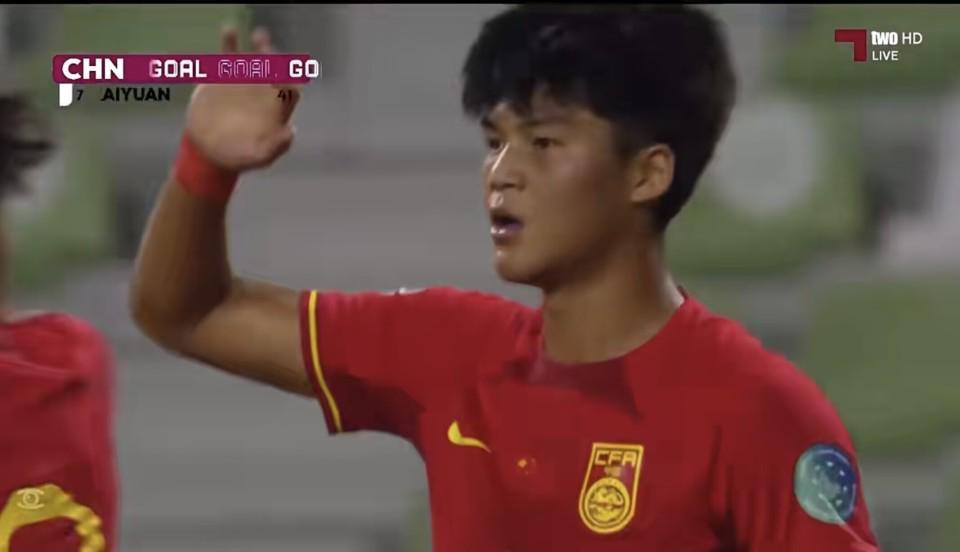 U16国足进球功臣被直红罚下!疑似朝对手吐口水 张耀坤面色铁青